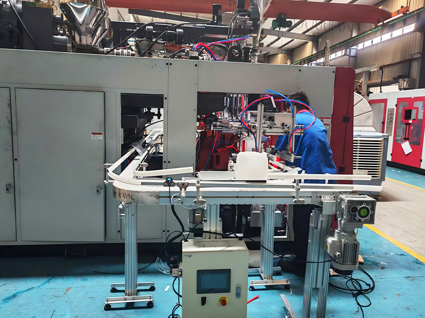 Design of cold cutter of MEPER blow molding